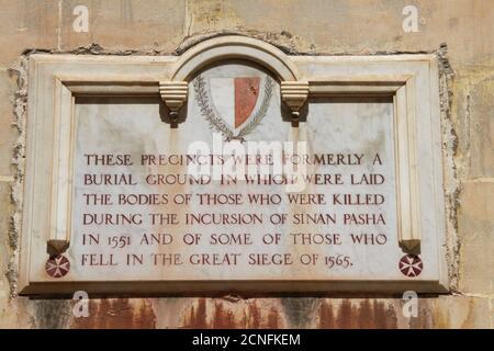 Gedenktafel an der St. Lawrence's Church, Vittoriosa (Birgu) Malta, die an die während des Eindrings von Sinan Pascha Getöteten erinnert Stockfoto