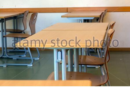 Schreibtische in einem bayerischen Klassenzimmer so viele Schüler im Staat selbst zu isolieren. Stockfoto