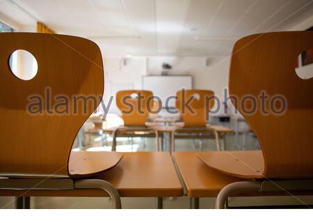 Schreibtische in einem bayerischen Klassenzimmer so viele Schüler im Staat selbst zu isolieren. Stockfoto