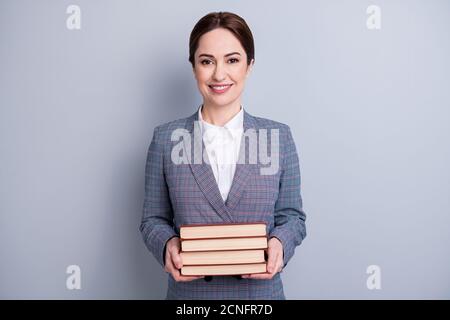 Portrait von ihr sie schön attraktiv erfahren kenntnisreich intellektuell fröhlich Lehrer Bibliothekar tragen lässige karierte Anzug mit Literatur Stockfoto