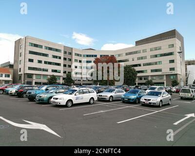 AUCKLAND, NEUSEELAND - 23. Apr 2019: Auckland / Neuseeland - 23 2019. April: Blick auf das Edmund Hillary Gebäude im Middlemore Hospital vom Parkplatz aus Stockfoto