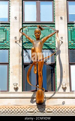 London, England, Großbritannien. Plaza Shopping Centre, 120 Oxford Street (ehemals Bourne and Hollingsworth Department Store). Statue über dem Eingang 'Dancer Stockfoto