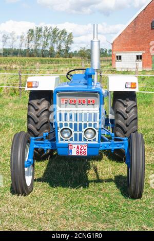 Kieldrecht, Belgien, 1. September 2019, vorne ein blauer Fordson Traktor, genauer gesagt der Ford 4000 Stockfoto