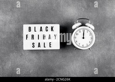 Black friday Verkauf Wort auf Leuchtkasten und Alarm auf grauem Hintergrund Tisch. Flach liegend, Draufsicht Stockfoto