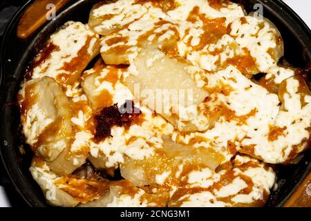 Frische rosige Kartoffel gebraten mit Käse und Sahne Nahaufnahme Stockfoto