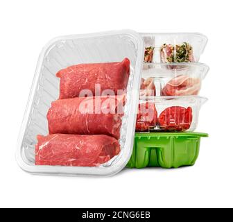 Verpackte Fleischstücke in einem Studio-Setting, isoliert auf Weiß. Stockfoto