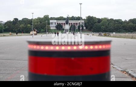 18. September 2020, Bayern, München: Ein Poller mit roten Lichtern steht auf der Theresienwiese. Im Hintergrund sieht man das Bayern. Normalerweise hätte das Oktoberfest am 19.09.2020 auf der Theresienwiese eröffnet. Das größte Volksfest der Welt wurde wegen der Corona Pandemie 2020 abgesagt. Foto: Josefine Kaukemüller/dpa Stockfoto