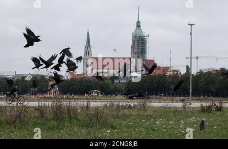 18. September 2020, Bayern, München: Vögel fliegen über die Theresienwiese. Im Hintergrund sieht man die Kirche St. Paul. Normalerweise hätte das Oktoberfest am 19.09.2020 auf der Theresienwiese eröffnet. Das größte Volksfest der Welt wurde wegen der Corona Pandemie 2020 abgesagt. Foto: Josefine Kaukemüller/dpa Stockfoto