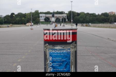 18. September 2020, Bayern, München: Auf der Theresienwiese befindet sich ein Poller mit roten Lichtern und einem Informationsplakat über das Coronavirus. Im Hintergrund sieht man das Bayern. Normalerweise hätte das Oktoberfest am 19.09.2020 auf der Theresienwiese eröffnet. Das größte öffentliche Festival der Welt wurde wegen der Corona Pandemie 2020 abgesagt. Foto: Josefine Kaukemüller/dpa Stockfoto