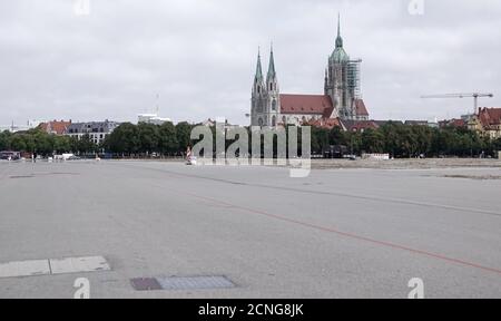 18. September 2020, Bayern, München: Nur wenige Menschen sind auf der Theresienwiese. Normalerweise hätte das Oktoberfest am 19.09.2020 auf der Theresienwiese eröffnet. Das größte Volksfest der Welt wurde wegen der Corona Pandemie 2020 abgesagt. Foto: Josefine Kaukemüller/dpa Stockfoto