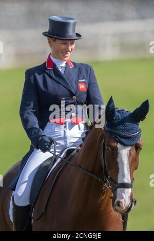 Zara Tindall über Class Affair im Dressursport während der Burnham Market International Horse Trials in Norfolk. Stockfoto