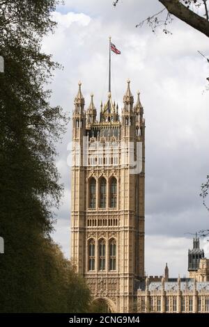 Der Palace of Westminster, Sitz des Parlaments des Vereinigten Königreichs am Ufer der Themse vor Beginn der großen Renovierung gesehen Stockfoto