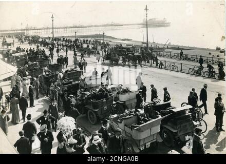 Die 1903 Automobile Club Zuverlässigkeit Trial über 1000 Meilen. Fotografie von Argent Archer. Foto während einer obligatorischen Pause in Brighton. Stockfoto