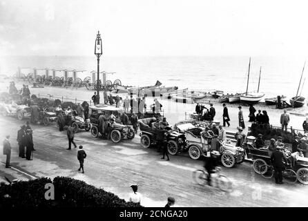 Die 1903 Automobile Club Zuverlässigkeit Trial über 1000 Meilen. Fotografie von Argent Archer. Foto während einer Pflichtpause in Worthing. Stockfoto