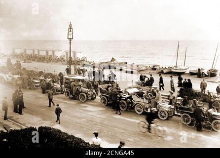 Sepia-Version des 1903 Automobile Club Zuverlässigkeit Trial über 1000 Meilen. Fotografie von Argent Archer. Foto während einer Pflichtpause in Worthing. Stockfoto