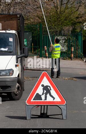Männer bei der Arbeit Straßenschild in der Walthamstow Gegend von London. 08. April 2009. Foto: Neil Turner Stockfoto