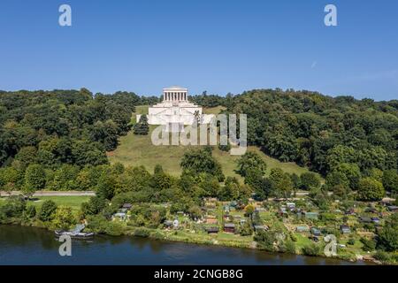 Aufnahme einer Luftaufnahme mit einer Drohne der Walhalla in Regensburg Stockfoto