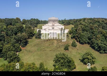 Aufnahme einer Luftaufnahme mit einer Drohne der Walhalla in Regensburg Stockfoto