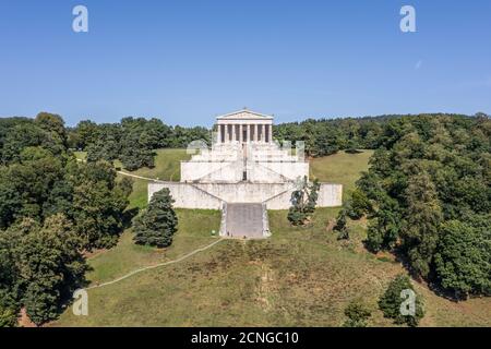 Aufnahme einer Luftaufnahme mit einer Drohne der Walhalla in Regensburg Stockfoto