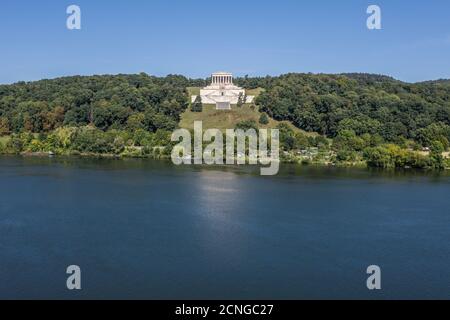 Aufnahme einer Luftaufnahme mit einer Drohne der Walhalla in Regensburg Stockfoto