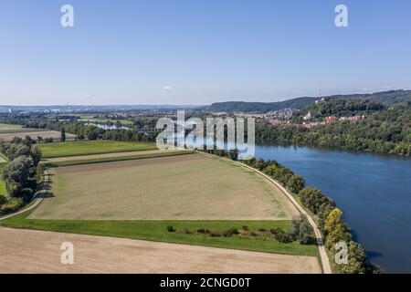 Bild einer Luftaufnahme mit einer Drohne von den Feldern und Wiesen rund um Regensburg, Deutschland Stockfoto