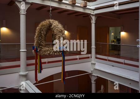 Grevesmühlen, Deutschland, 17. September 2020: Erntekrone hängt in der historischen Malzfabrik grevesmühlen, heute Industriedenkmal und Büros von Stockfoto