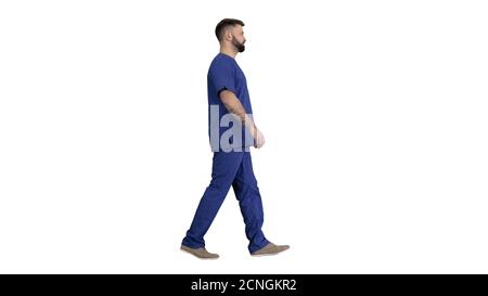 Ernsthafter männlicher Chirurg mit einem Bart, der auf weißem Hintergrund läuft. Stockfoto