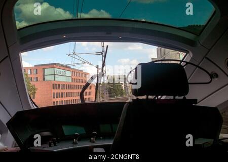 Berlin, Deutschland. Juli 2020. Blick aus dem Fenster des Heckfahrzeugs des ICE649 auf ein Gebäude der Charité. Quelle: Stefan Jaitner/dpa/Alamy Live News Stockfoto