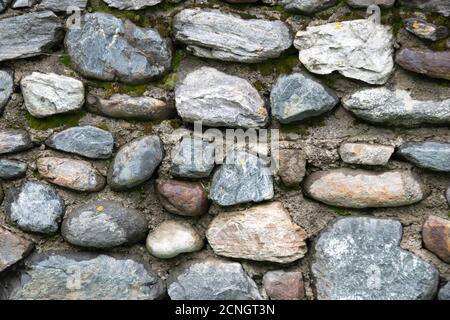 Fragment der Steinwand mit Pflastersteinen Hintergrund Textur ausgekleidet Stockfoto