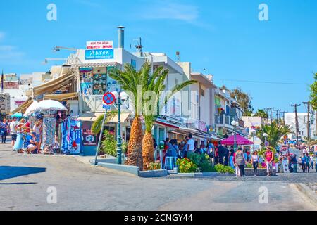 Fira, Santorini Island, Griechenland - 25. April 2018: Einkaufsviertel mit Spaziergänger in Fira (Thera) Stockfoto