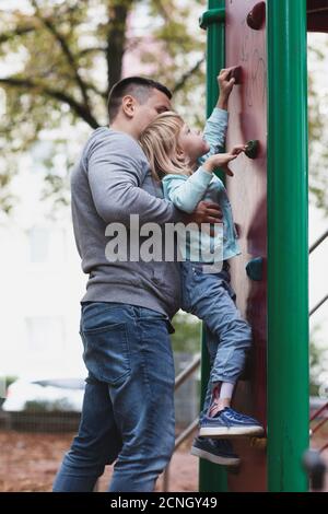 Kleine behinderte Mädchen spielt auf dem Spielplatz Stockfoto