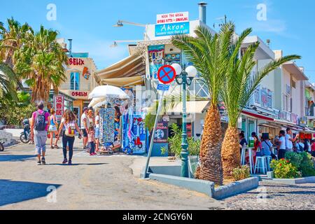 Fira, Santorini Island, Griechenland - 25. April 2018: Einkaufsstraße mit Spaziergänger in Fira (Thera) Stockfoto