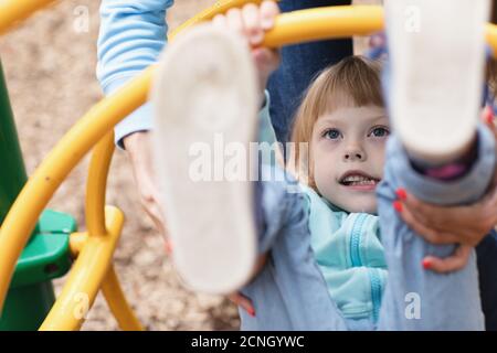 Kleine behinderte Mädchen spielt auf dem Spielplatz Stockfoto