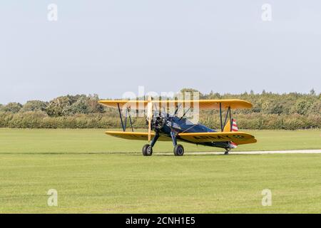 Boeing PT-17 Stearman Biplane (USA Navy) geparkt am Sywell Aerodrome, Northamptonshire, Großbritannien. Stockfoto
