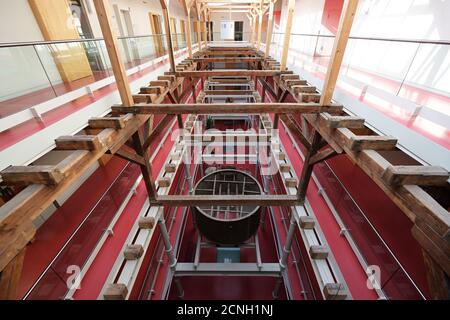 Grevesmühlen, Deutschland, 17. September 2020: Blick durch mehrere Stockwerke des alten Kessels in der ehemaligen Malzfabrik, heute Teil des Landkreises Admin Stockfoto