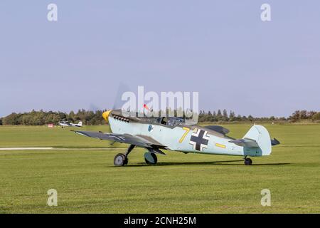 Messerschmitt ME109 Hispano Buchón 'Yellow 7' auf dem Boden am Sywell Aerodrome, Northamptonshire, UK. Stockfoto