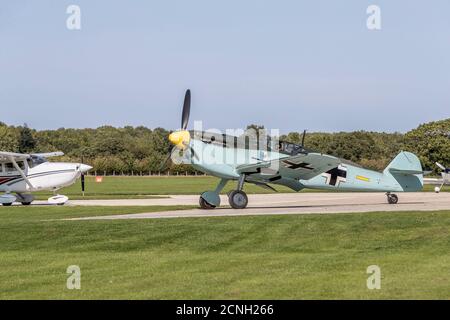 Messerschmitt ME109 Hispano Buchón 'Yellow 7' auf dem Boden am Sywell Aerodrome, Northamptonshire, UK. Stockfoto