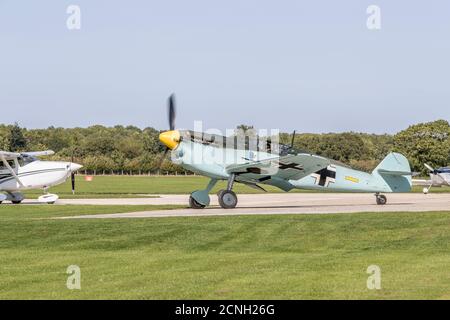 Messerschmitt ME109 Hispano Buchón 'Yellow 7' auf dem Boden am Sywell Aerodrome, Northamptonshire, UK. Stockfoto