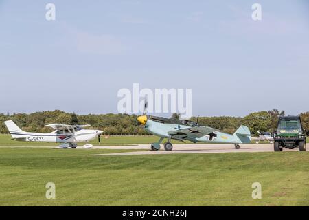 Messerschmitt ME109 Hispano Buchón 'Yellow 7' auf dem Boden am Sywell Aerodrome, Northamptonshire, UK. Stockfoto