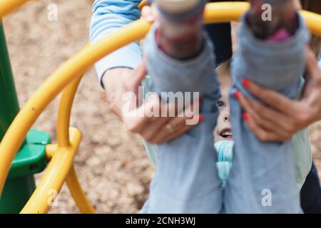 Kleine behinderte Mädchen spielt auf dem Spielplatz Stockfoto