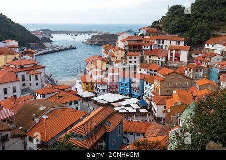 Traditionelles Fischerdorf am Meer im Norden Spaniens. Bunte Häuser auf den Hügeln gebaut. Orangen- und Schilfdächer. Stadt auf Camino de Santiago by Stockfoto