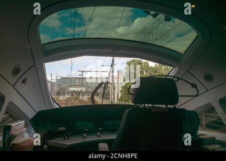 Berlin, Deutschland. Juli 2020. Blick vom Fenster des Heckfahrzeugs des ICE649 auf das Gebäude des Hauptbahnhofs. Quelle: Stefan Jaitner/dpa/Alamy Live News Stockfoto
