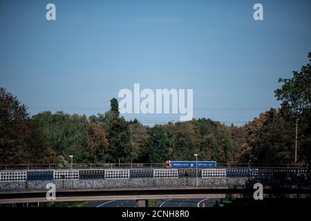 18. September 2020, Nordrhein-Westfalen, Mülheim an der Ruhr: Ein Mitarbeiter von Straßen.NRW geht über die Brücke. Eisenbahnbrücke. Der Brand eines Tankwagens auf der A40 bei Mülheim-Styrum hat schwere Schäden an der Fahrbahn und an mindestens einer Brückenkonstruktion der Deutschen Bahn verursacht. Die Autobahn ist derzeit in beide Richtungen gesperrt. Experten aus Straßen.NRW und der DB sind vor Ort, um den Schaden zu bewerten und weitere Maßnahmen zu koordinieren. Foto: Fabian Strauch/dpa Stockfoto