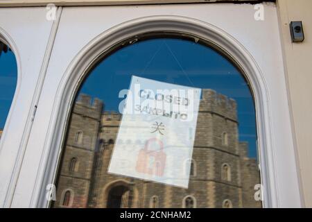 Windsor, Berkshire, Großbritannien. September 2020. Die Edinburgh Wollen Mill gegenüber Windsor Castle, die normalerweise bei ausländischen Besuchern in Windsor beliebt ist, ist vorübergehend geschlossen. Die Zahl der Touristen, die Windsor besuchen, bleibt viel niedriger als üblich, was sich auf lokale Unternehmen auswirkt. Die Zahl der positiven Coronavirus-Fälle im Royal Borough of Windsor and Maidenhead stieg letzte Woche um weitere 66 neue Fälle. Quelle: Maureen McLean/Alamy Live News Stockfoto