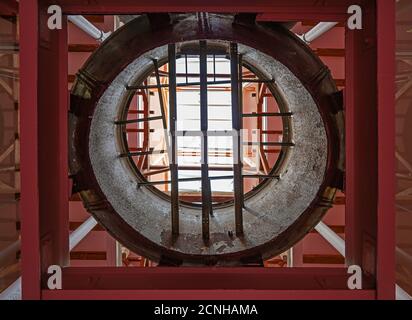 Grevesmühlen, 17. September 2020: Blick durch den alten Kessel in den Dachstuhl der ehemaligen Malzfabrik in Grevesmühlen, heute Industriestr Stockfoto