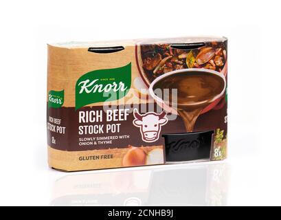 SWINDON, Großbritannien - 18. SEPTEMBER 2020: Knorr Rich Beef Stock Pot mit langsam köcheln Zwiebeln und Thymian Stockfoto