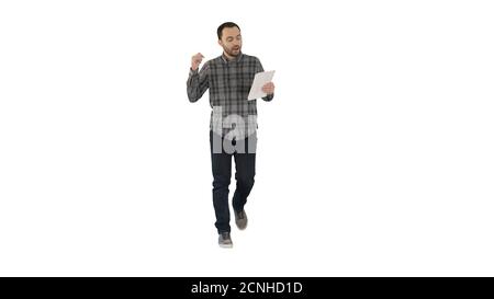 Mann in Casual Walking mit Tablet und sprechen via Videoconferenc Stockfoto