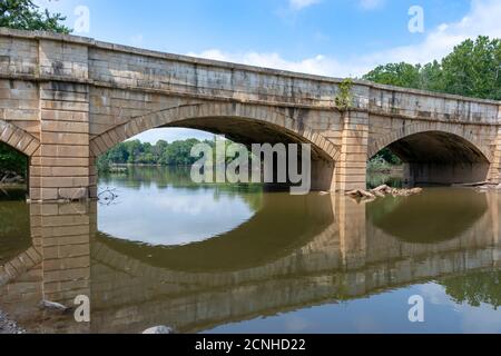 Das Monocacy Aqueduct ist das größte Aquedukt auf dem Chesapeake und Ohio Canal, das den Monocacy River überquert, kurz bevor es in den Potomac mündet. Stockfoto