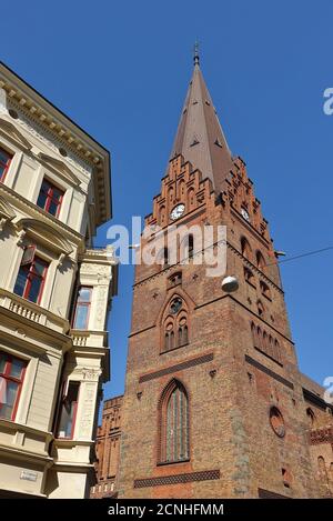 Außenansicht der Sankt Petri kyrka Kirche, eine historische, rote Kirche in Malmö, Schweden Stockfoto