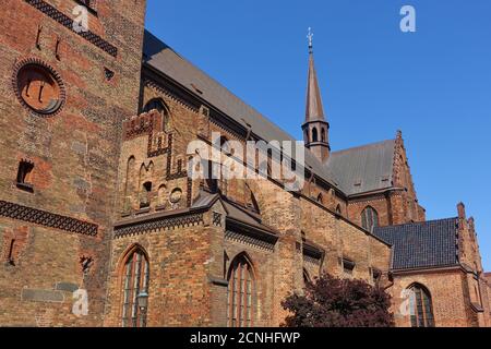 Außenansicht der Sankt Petri kyrka Kirche, eine historische, rote Kirche in Malmö, Schweden Stockfoto